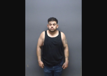 Lo agarran por cafre y drogadicto